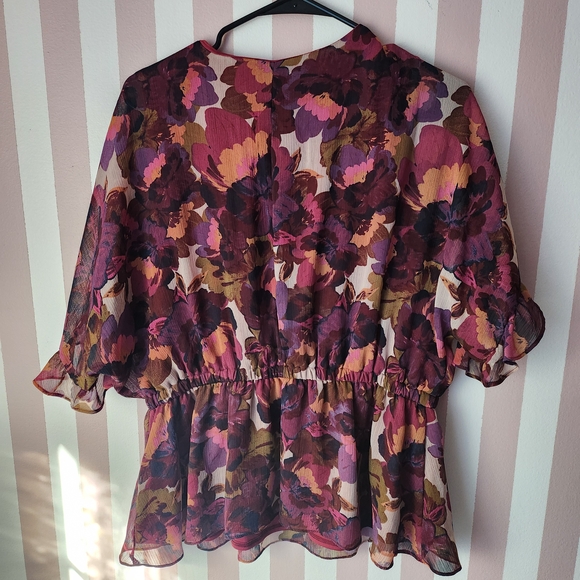 🏷SOFIA Floral V-Neck Blouse with Ruffle Sleeves - Picture 4 of 7